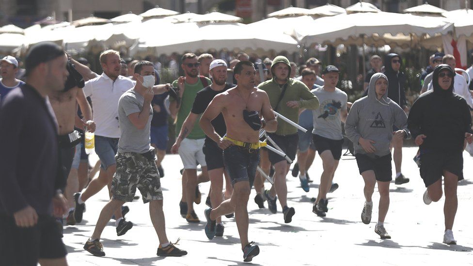Fans england russian marseille supporters euro draw stade inside end after attacked russia velodrome teams two flee attackers following over England briefs its football players on russian cyber threats