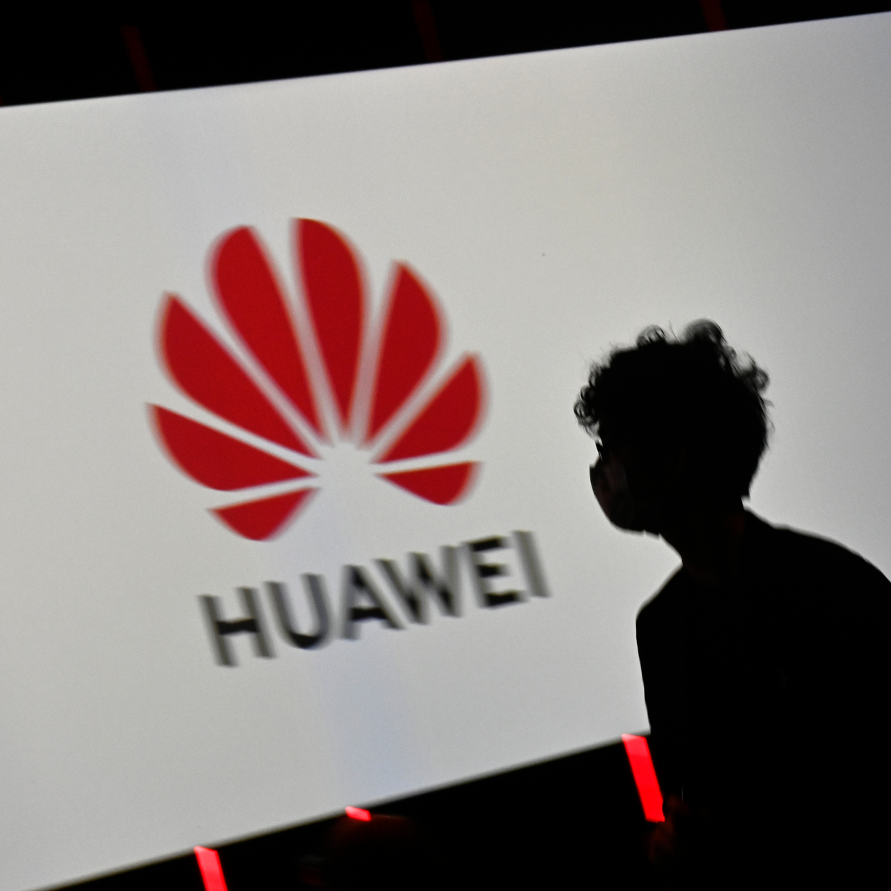 Huawei ban might see phone signal blackouts across uk